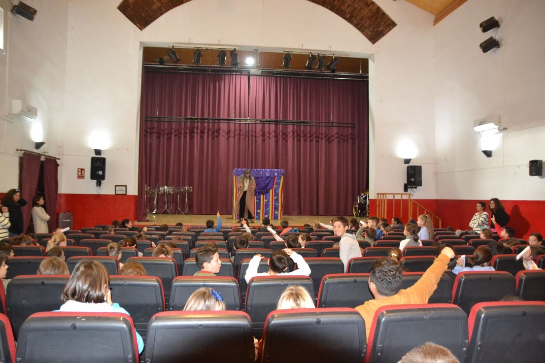 La población se implica en todas las abundantes y variadas actividades del 25N
