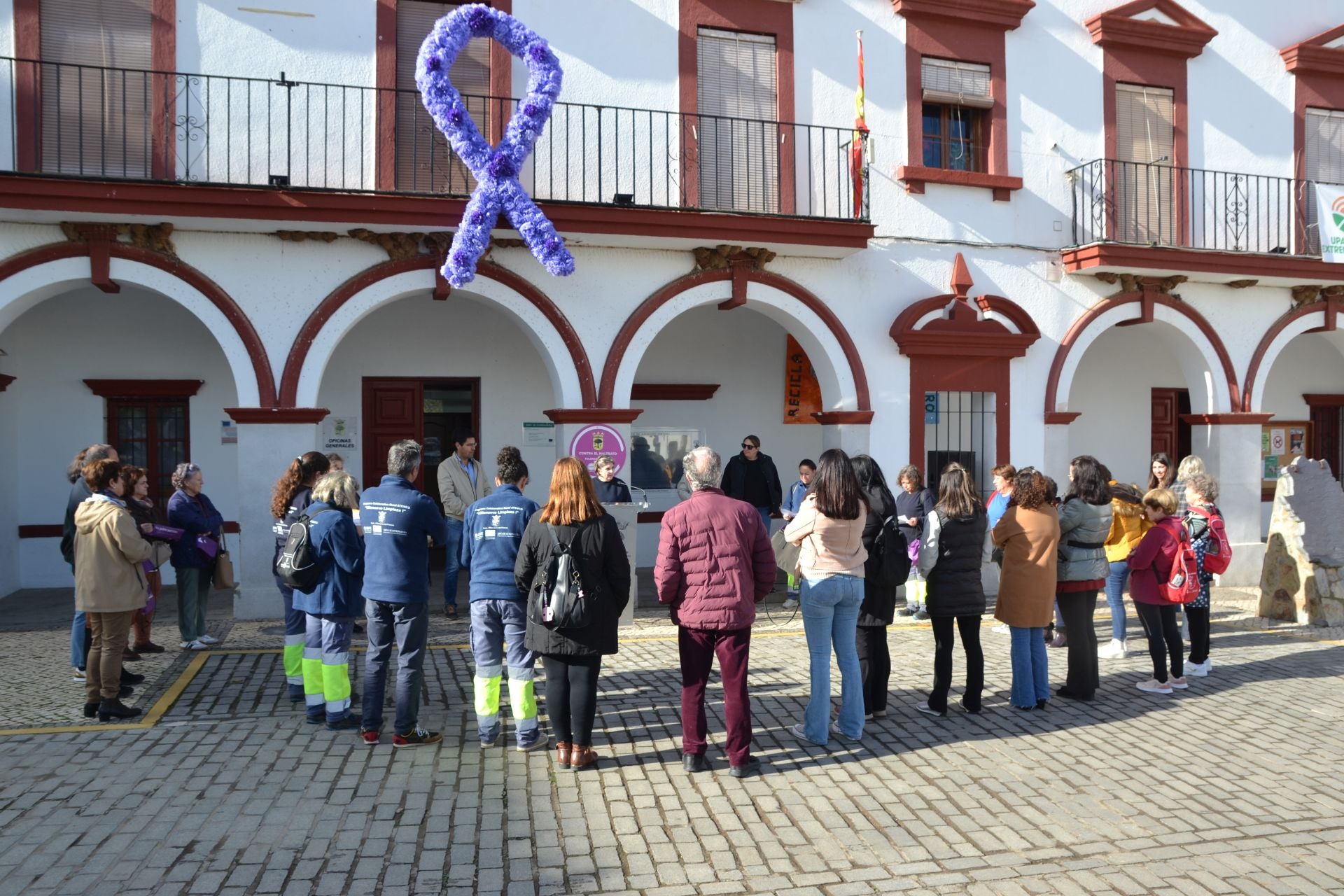 La población se implica en todas las abundantes y variadas actividades del 25N