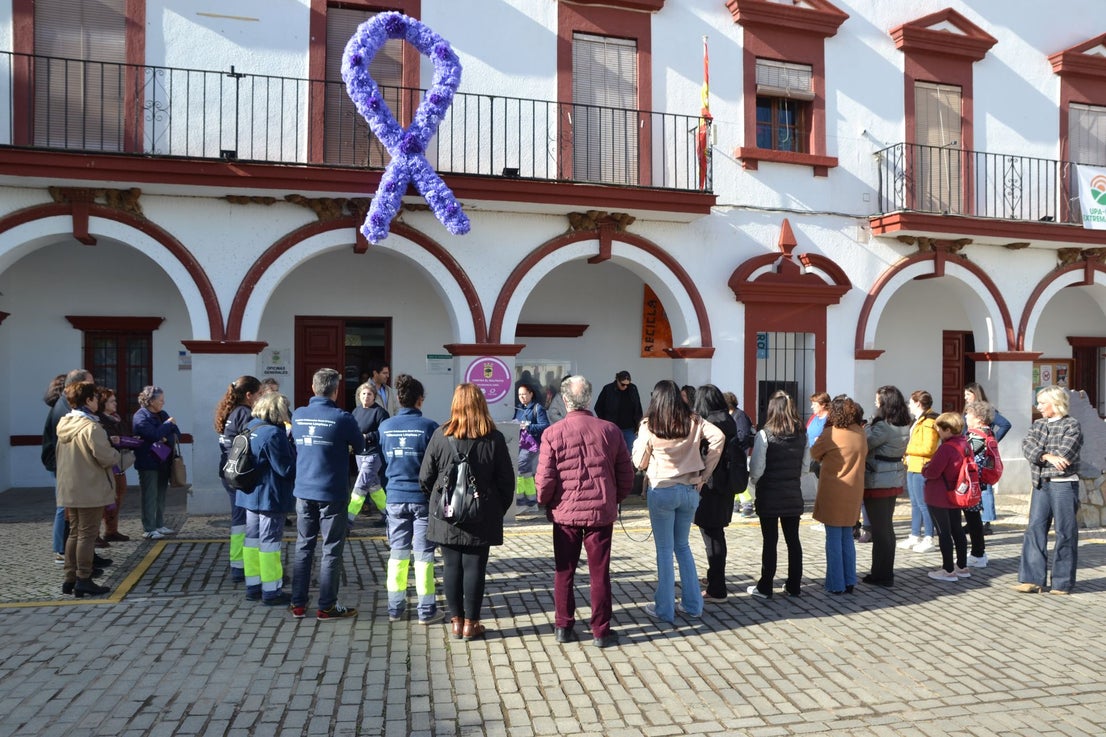 La población se implica en todas las abundantes y variadas actividades del 25N