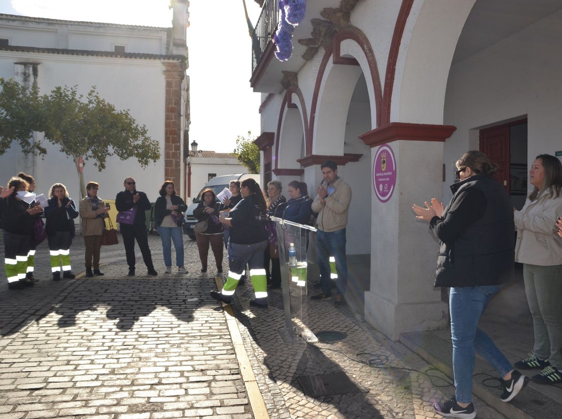 La población se implica en todas las abundantes y variadas actividades del 25N