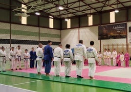 Algunos de los participantes en el tatami.