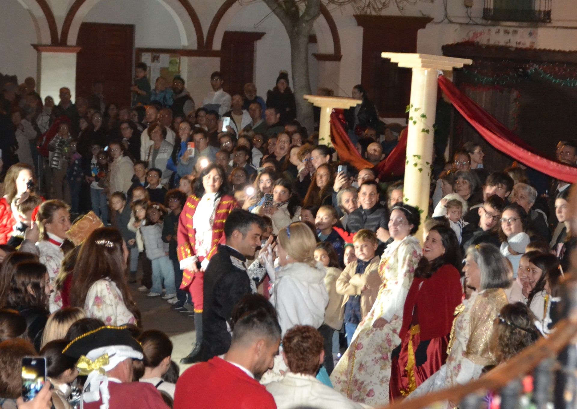 La Cenicienta, Mickie Mouse y Minnie protagonizaron el encendido navideño
