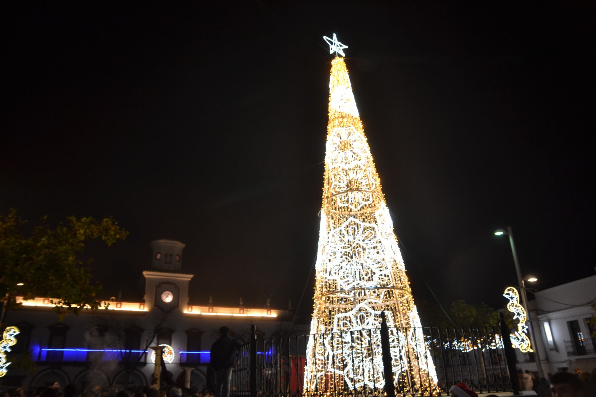 La Cenicienta, Mickie Mouse y Minnie protagonizaron el encendido navideño