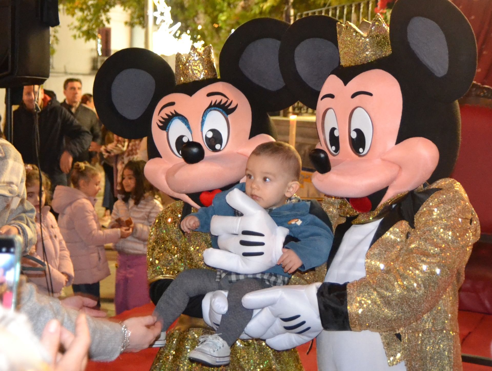 La Cenicienta, Mickie Mouse y Minnie protagonizaron el encendido navideño