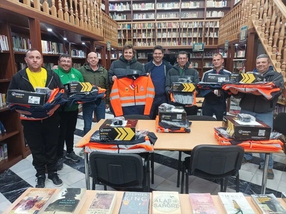 El Ayuntamiento entrega nuevos uniformes a la Agrupación Local de Protección Civil