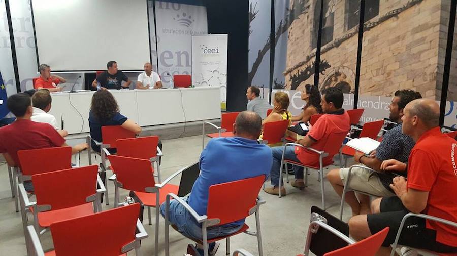La localidad asiste a la reunión sobre la I Liga de Fútbol Base de la Mancomunidad