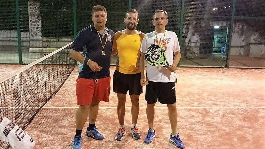 Ferrete y Ortigosa junto al Dinamizador Deportivo Díaz. CEDIDA