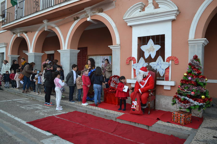 Fachada del Ayuntamiento con la visita de Papa Noel. A. P