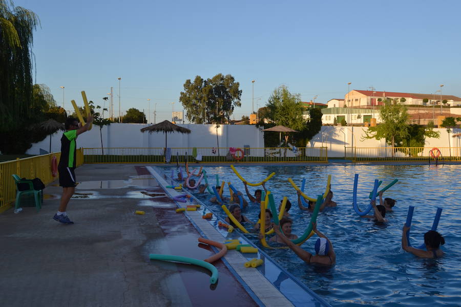 Clases de aquagym en la piscina municipal. A.P