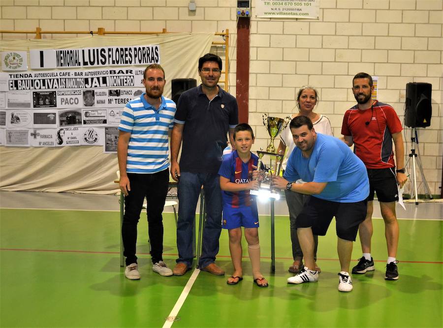 Entrega del trofeo al equipo ganador. A.P
