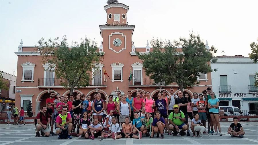 Integrantes de una de las rutas de senderismo. A.P