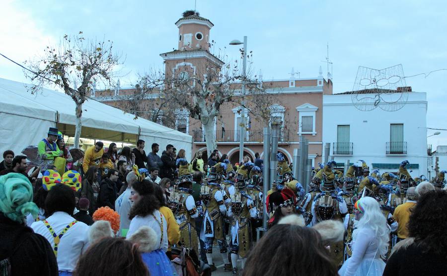 Llegada del desfile a la plaza de España. CEDIDA
