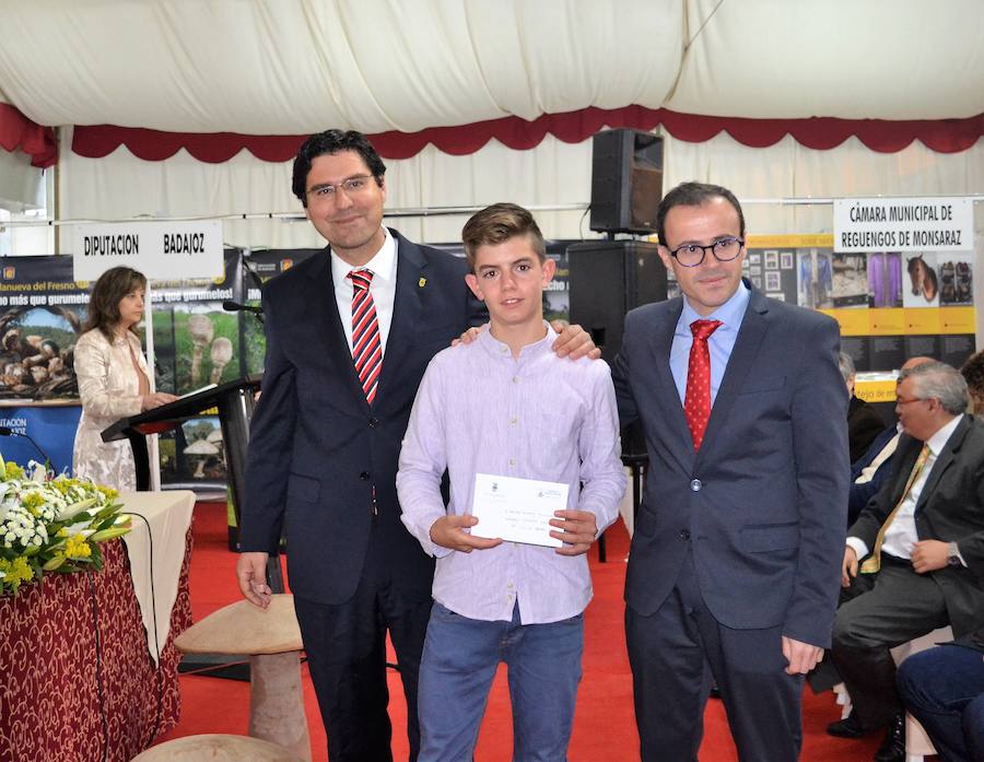 Uno de los premiados en la primera edición recoge el premio. A.P
