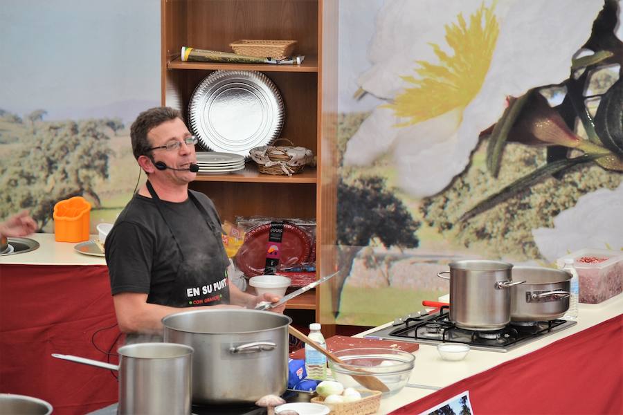 Antonio Granero en el taller de cocina de las Jornadas del Gurumelo. A.P 