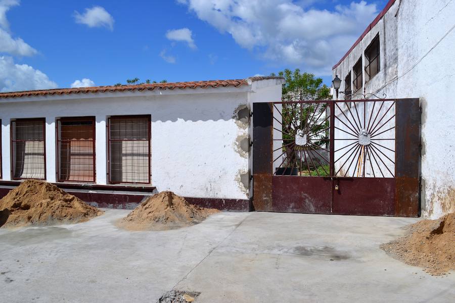 Nuevo aspecto de la fachada de las antiguas escuelas. A.P