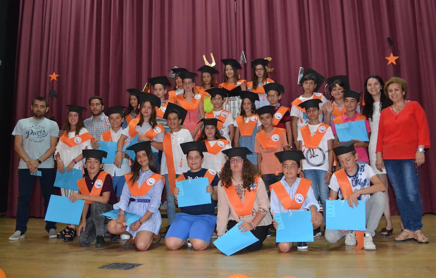 Alumnos y profesorado en la graduación. A.P