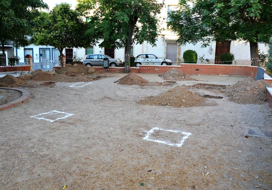 Obras de instalación de los nuevos columpios. A.P