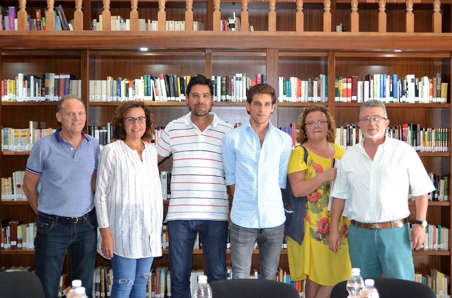 Ginés Marín con el alcalde y varios voluntarios de la ASociación Española COntra el Cáncer (AECC)