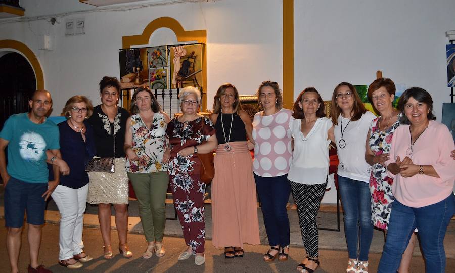Integrantes del taller de pintura exponiendo sus obras, imagen de archivo. A.P