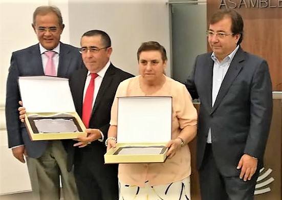 María García recibió la distinción de mano del presidente Vara. CEDIDA