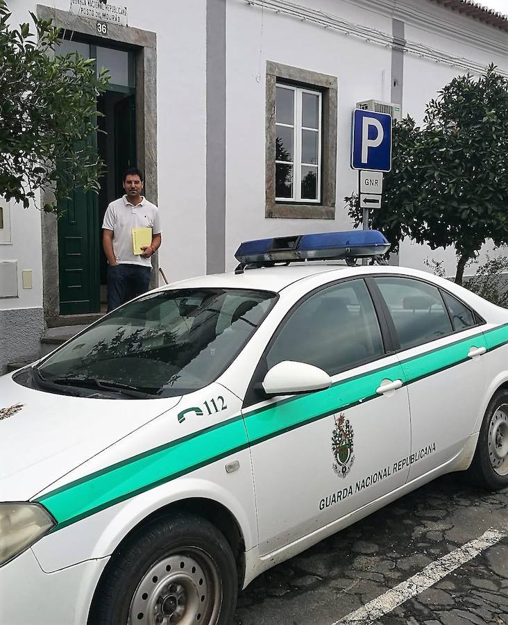 El primer edil en su llegada al puesto de la G.N.R. CEDIDA