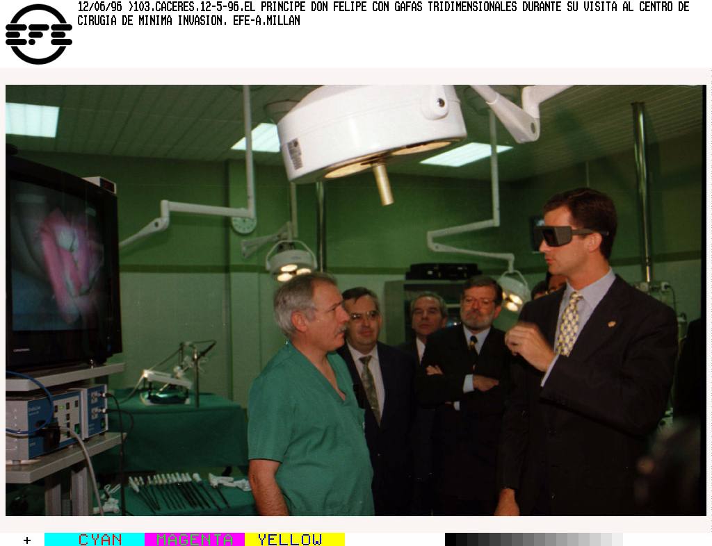 13.06.1996. El Príncipe Don Felipe con gafas tridimensionales durante su visita al Centro de Cirugía de Mínima Invasión