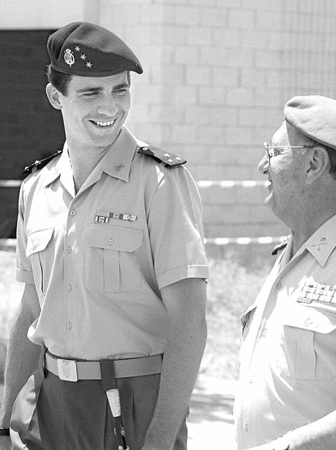 12.06.1996. El Príncipe Felipe en la Base General Menacho