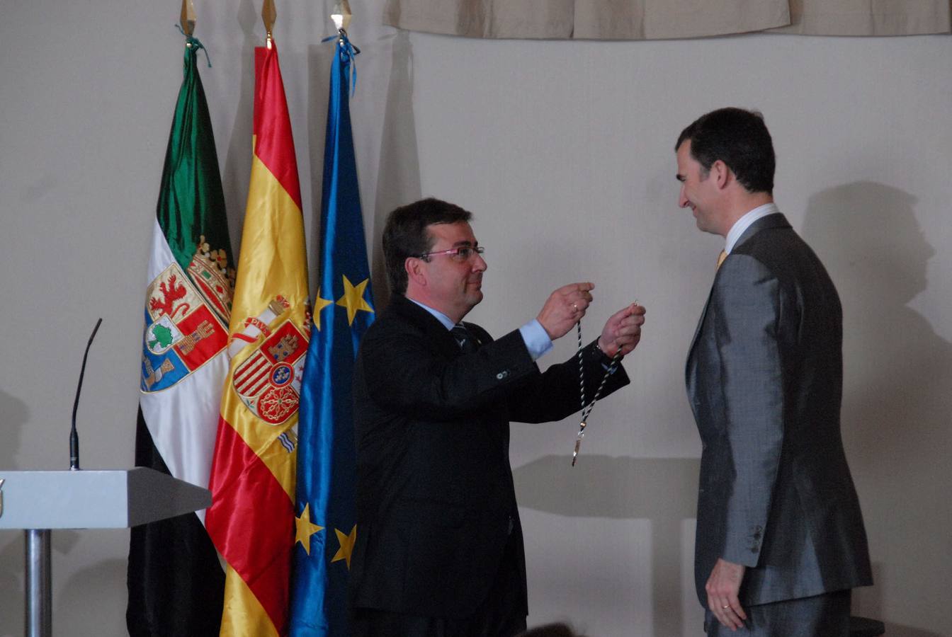 29.04.2010. Guillermo Fernández Vara procede a otorgar la Medalla de Extremadura al Príncipe Felipe