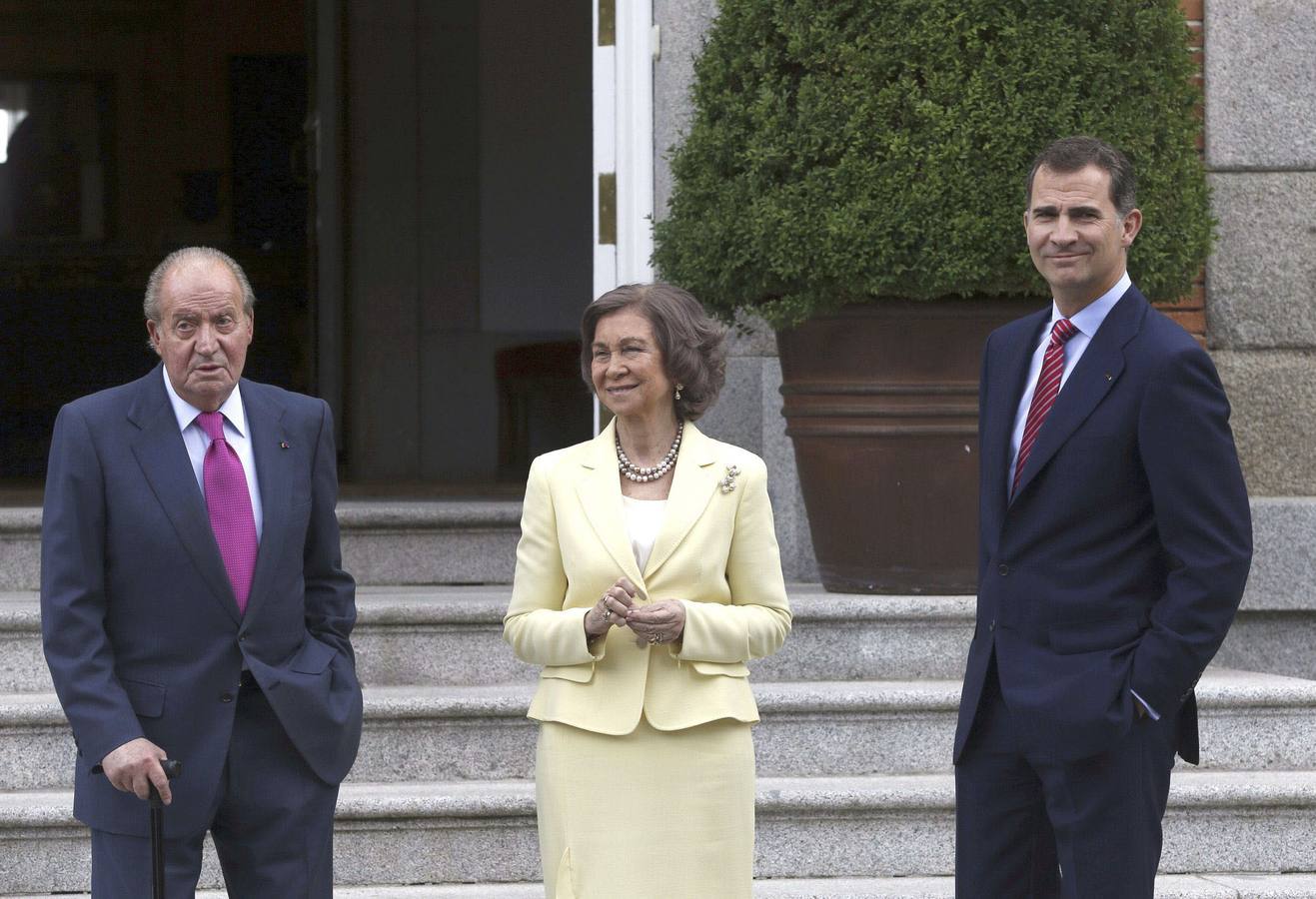 Presente y pasado. El Rey Juan Carlos y la Reina Sofía, junto al Príncipe Felipe en la última imagen juntos.