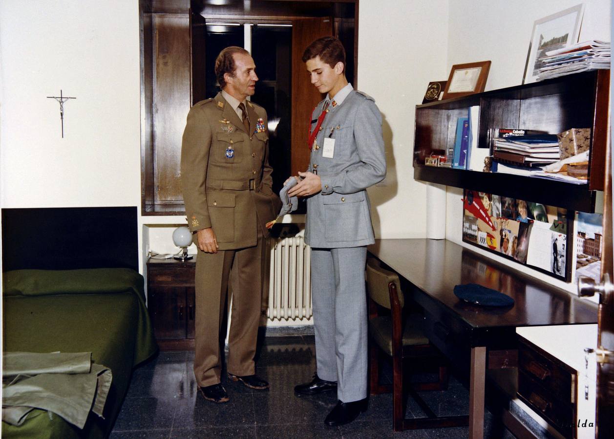 Una relación de padre e hijo. El Rey Juan Carlos I conversa con su hijo Felipe de Borbón, príncipe de Asturias (imagen incluida en el libro Palabra de rey, del periodista Fermín J. Urbiola)