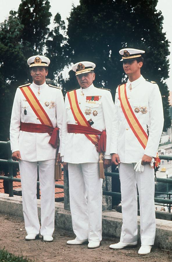 Una relación de padre e hijo. Don Juan de Borbón (centro), su hijo Don Juan Carlos (izda) y su nieto el Príncipe Felipe, tras recibir éste el despacho de Alférez de Navío en la Escuela Naval Militar de Marín(1989)