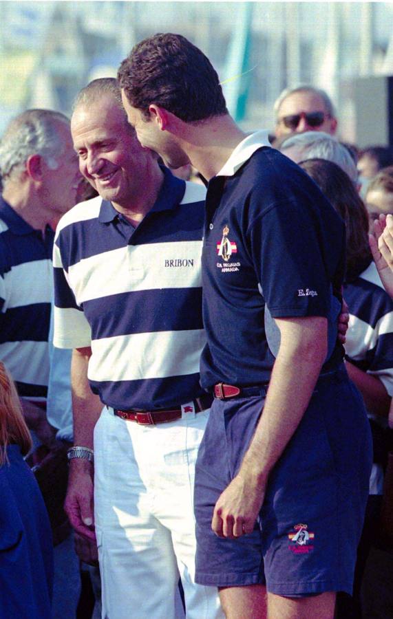 Una relación de padre e hijo. El Rey Juan Carlos I, patron de Brigón,conversa con su hijo Felipe,tras recoger el premio de ganador