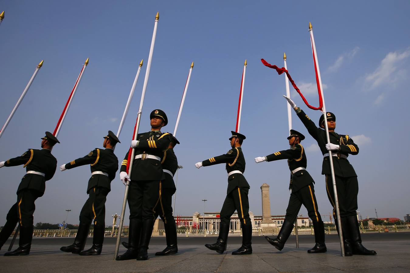 Los Guardias del Honor Chino frente al Monumento a los Héroes del Pueblo en la Plaza de Tiananmen, mientras se preparan para la ceremonia de bienvenida para el primer ministro de Kuwait, el Jeque Jaber Al-Mubarak Al-Sabah en el Gran Palacio del Pueblo en Pekín