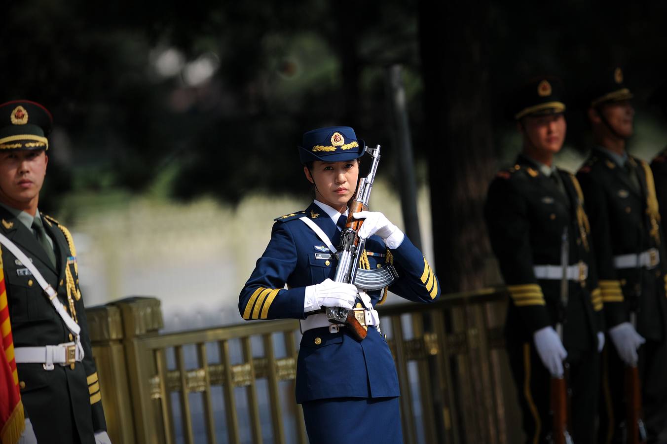 Los Guardias del Honor Chino frente al Monumento a los Héroes del Pueblo en la Plaza de Tiananmen, mientras se preparan para la ceremonia de bienvenida para el primer ministro de Kuwait, el Jeque Jaber Al-Mubarak Al-Sabah en el Gran Palacio del Pueblo en Pekín