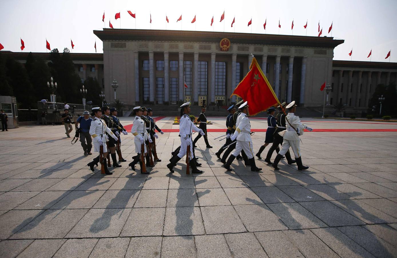 Los soldados de la Guardia de Honor del Ejército Popular de Liberación de China (EPL) marchan mientras se preparan para la ceremonia de bienvenida para el primer ministro de Kuwait, el Jeque Jaber Al-Mubarak Al-Sabah en el Gran Palacio del Pueblo en Pekín