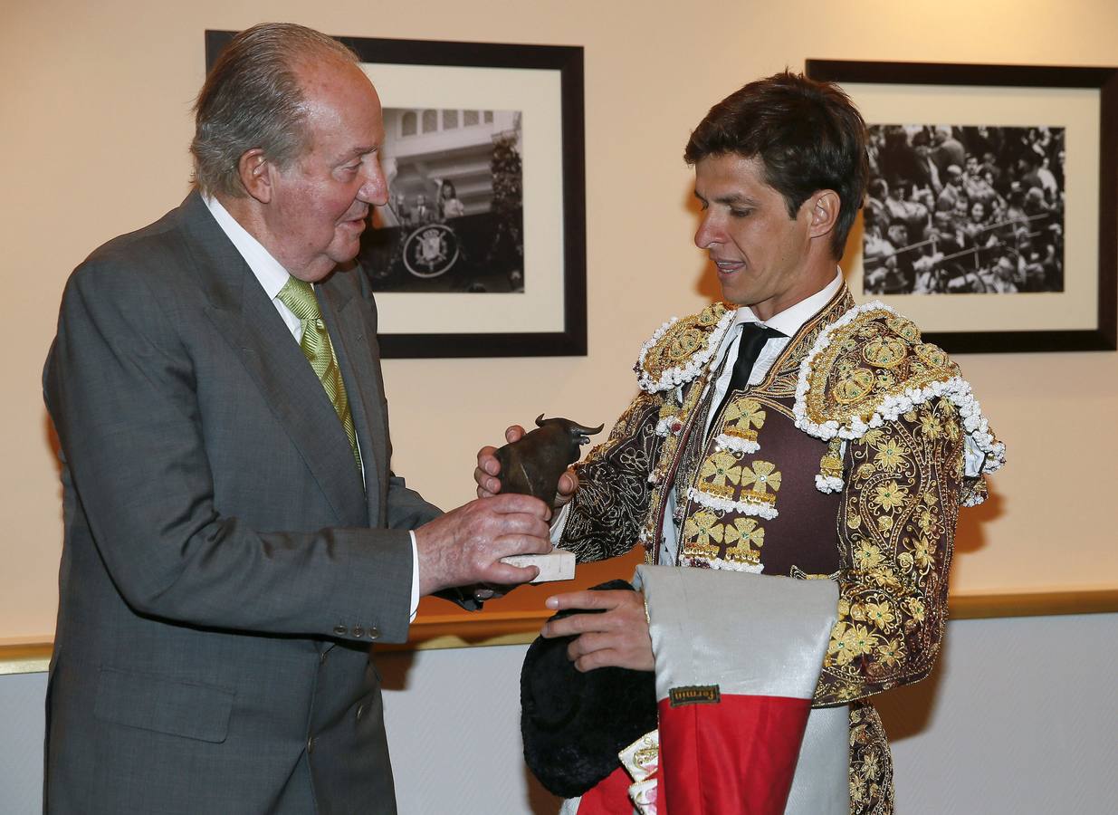 El rey Juan Carlos entrega una escultura al diestro Julián López "El Juli" al finalizar la Corrida de Beneficencia