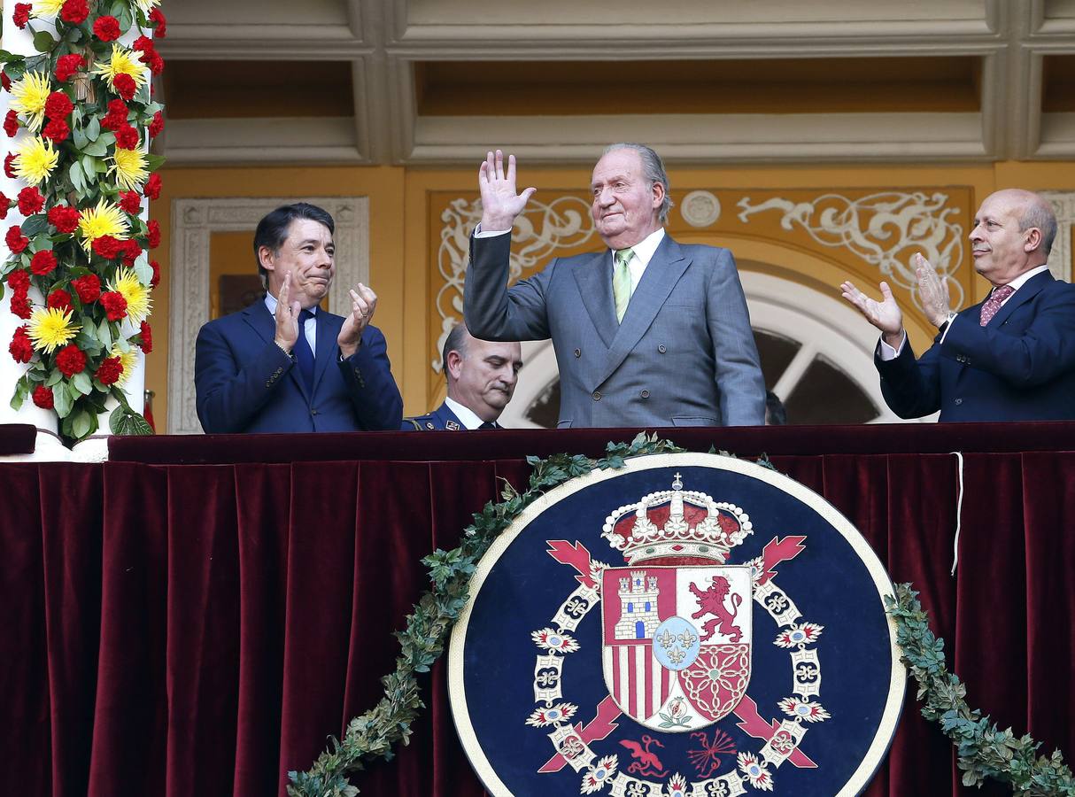 El rey Juan Carlos en presencia del ministro de Educación, Cultura y Deporte, José Ignacio Wert (d), y del presidente de la Comunidad de Madrid, Ignacio González (i)