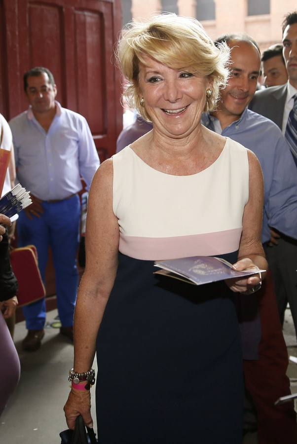 La presidenta del PP de Madrid Esperanza Aguirre a su llegada a la Monumental de Las Ventas