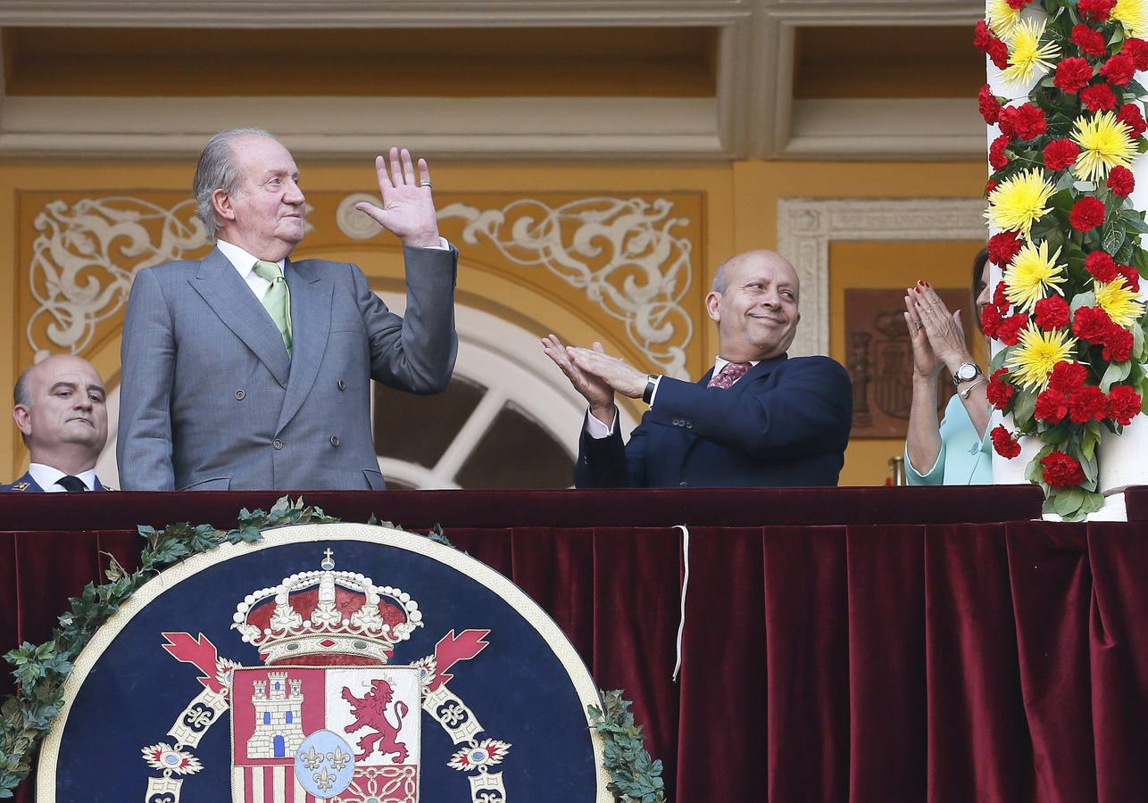 El rey Juan Carlos recibe la ovación de los asistentes a la Monumental de Las Ventas