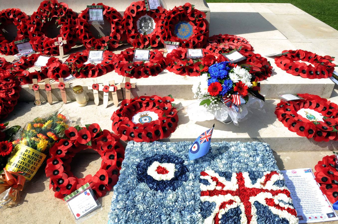 Una vista de varias coronas de amapolas colocados sobre el suelo en el cementerio de guerra de Bayeux. AFP PHOTO / JEAN-FRANCOIS MONIER