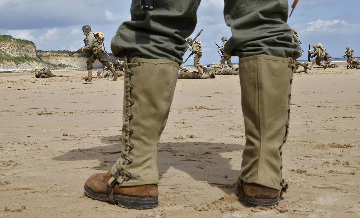 Entusiastas de la historia visten uniformes militares estadounidenses de la Segunda Guerra Mundial en la playa de Omaha en Viervill-sur-Mer. REUTERS / Pascal Rossignol.