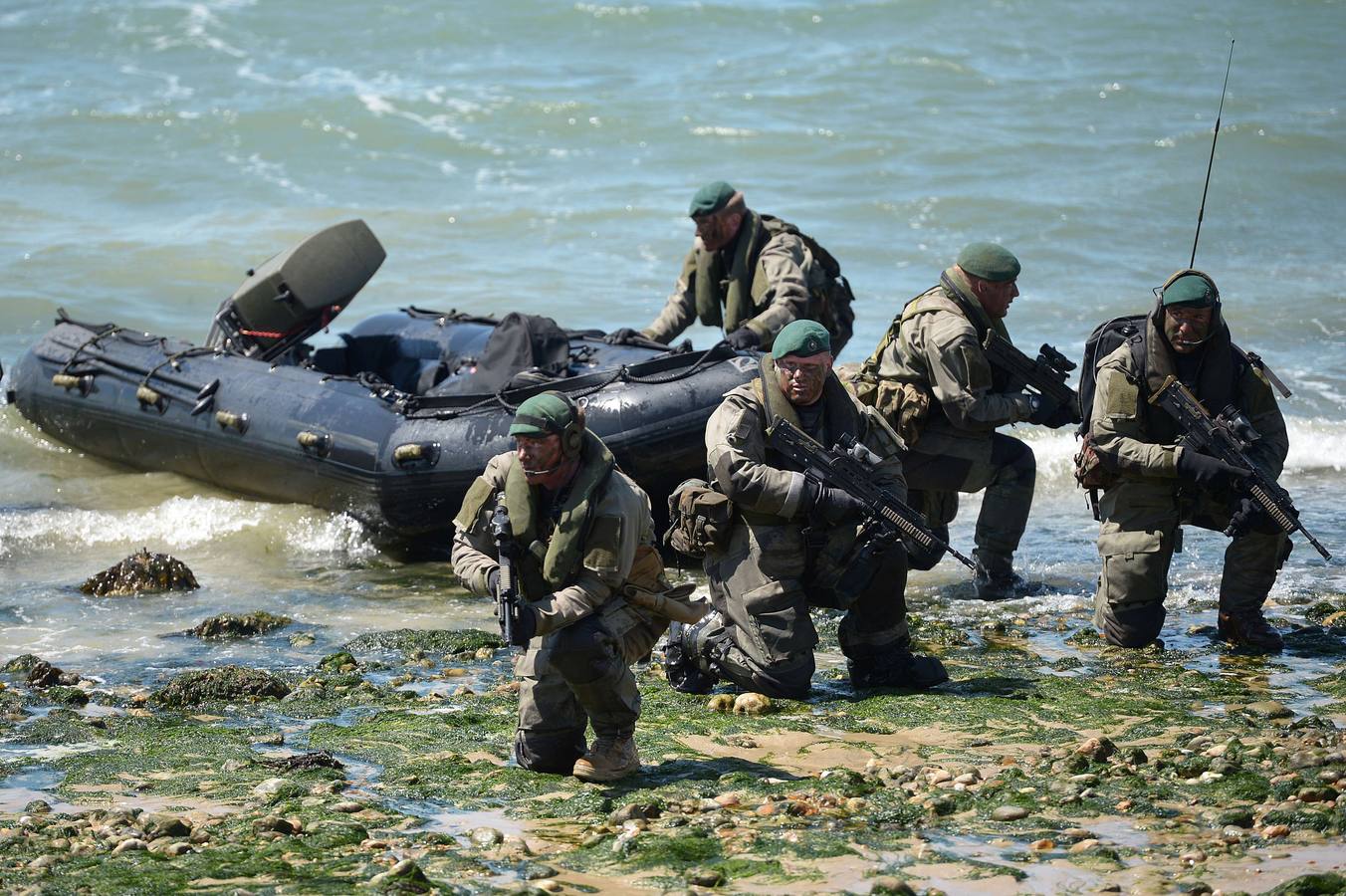 Comandos de la British Royal Marine representan un desembarco en la playa durante la conmemoración del Día D en Portsmouth en el sur de Inglaterra. AFP PHOTO / CARL COURT