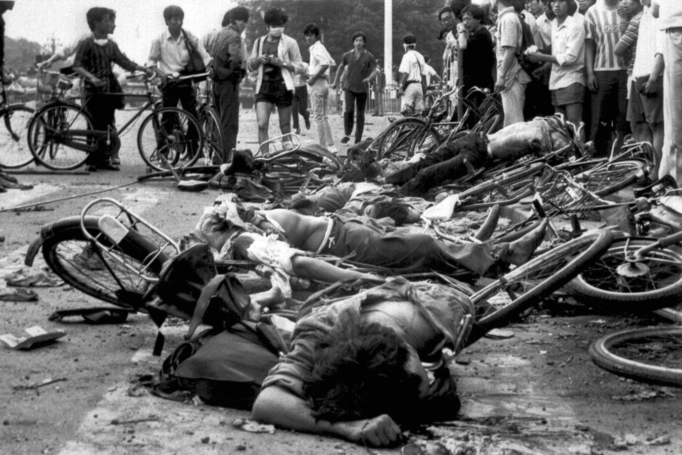 Miércoles, 4 de junio: Se cumplen 25 años de aquella masacre puso fin a casi siete semanas de protestas estudiantiles y obreras en la plaza de Tiananmen y alrededores de Pekín, en China. El régimen chino desplegó un masivo operativo policial y militar contra las protestas en el centro de Pekín. Reuters