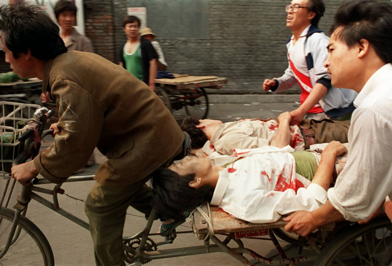 Miércoles, 4 de junio: Se cumplen 25 años de aquella masacre puso fin a casi siete semanas de protestas estudiantiles y obreras en la plaza de Tiananmen y alrededores de Pekín, en China. El régimen chino desplegó un masivo operativo policial y militar contra las protestas en el centro de Pekín. Reuters