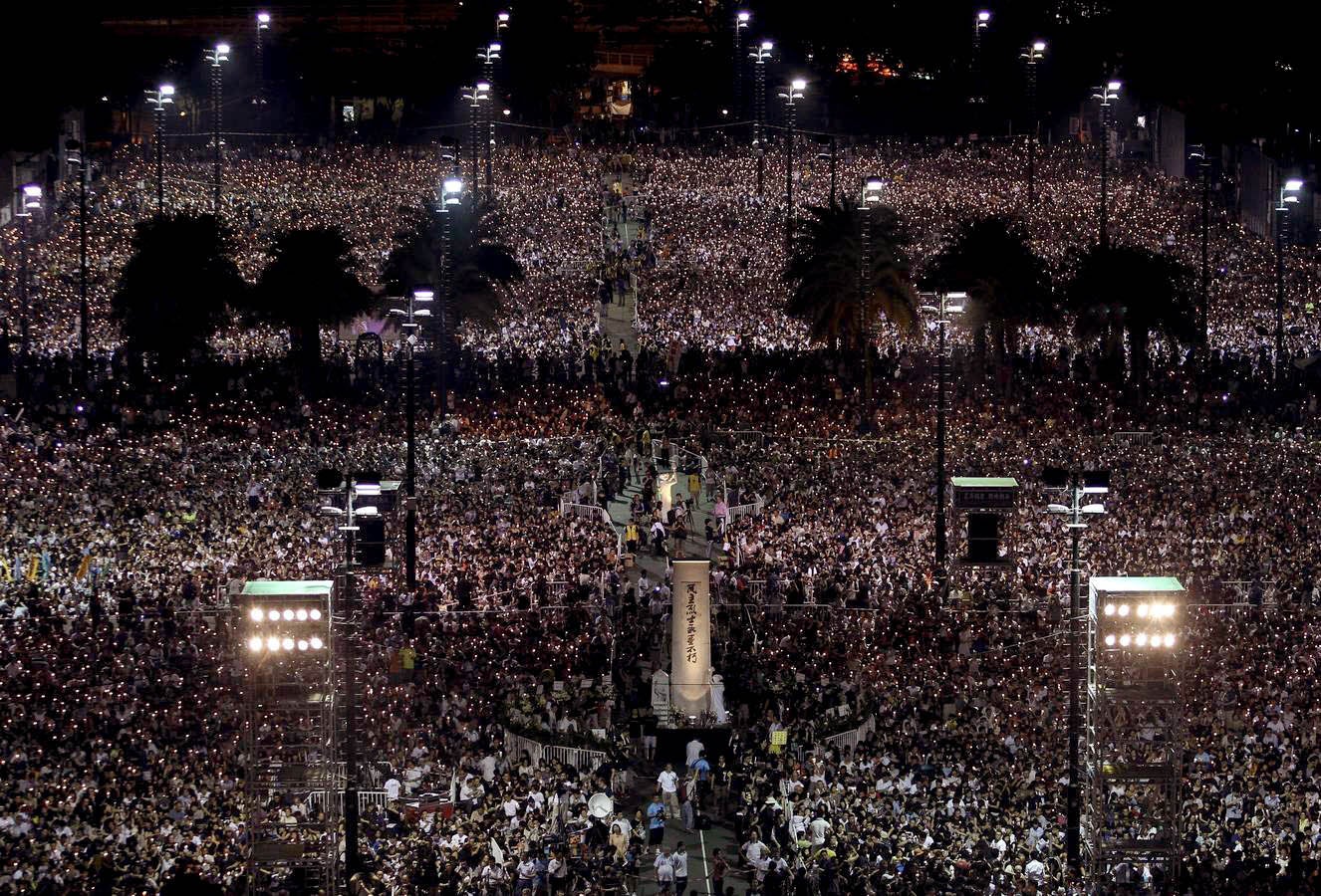 Miércoles, 4 de junio: Se cumplen 25 años de aquella masacre puso fin a casi siete semanas de protestas estudiantiles y obreras en la plaza de Tiananmen y alrededores de Pekín, en China. El régimen chino desplegó un masivo operativo policial y militar contra las protestas en el centro de Pekín. Reuters