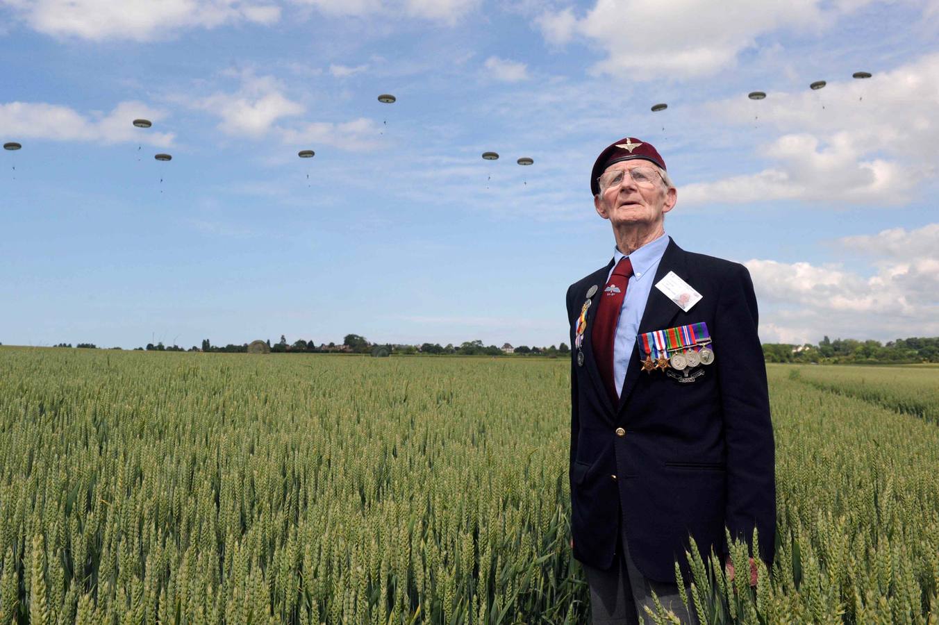 Viernes, 7 de junio: Durante esta semana se celebran los actos de conmemoración del 70 aniversario de la gran operación militar realizada por los ejércitos aliados contra los nazis en las playas de Normandía. Hoy más de 3000 veteranos que participaron en aquella campaña militar regresaron a las diferentes playas de la costa norte de Francia para recordar el día D y ser homenajeados. REUTERS / Thomas Bregardis.