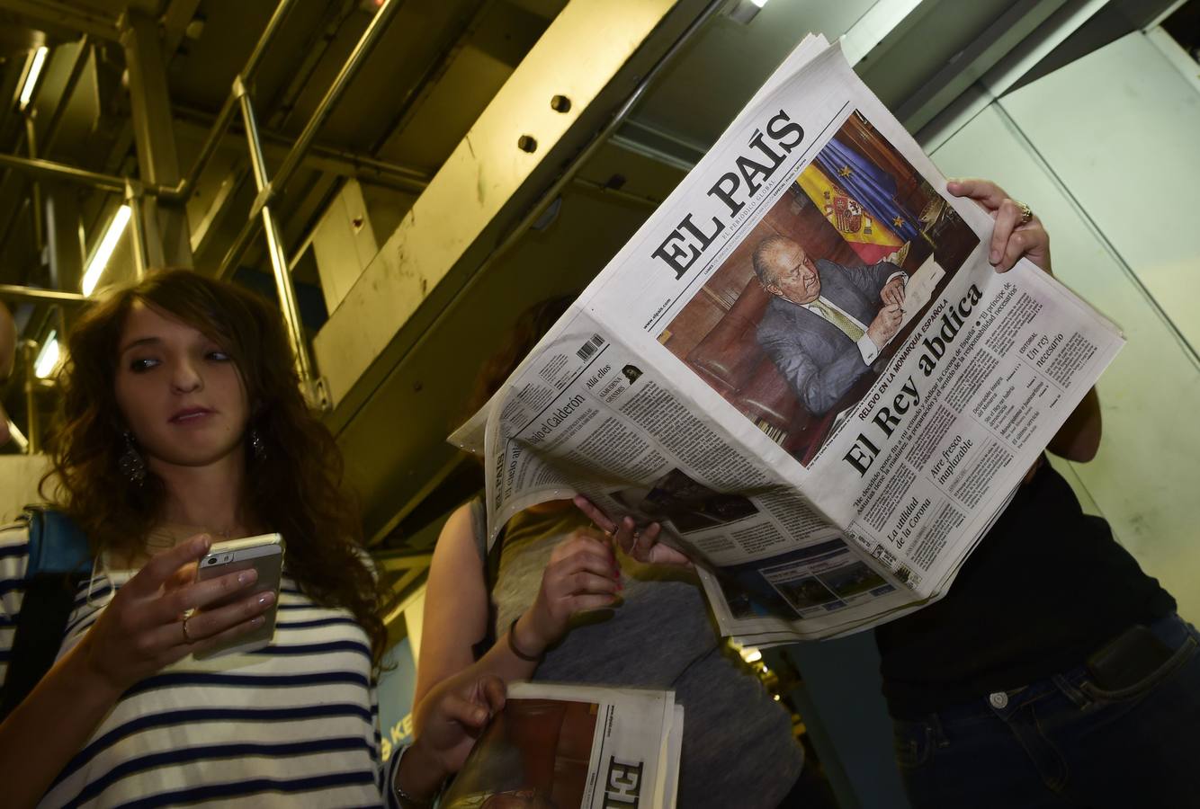 Lunes, 2 de junio. Los periodistas leen una edición especial del diario español El País tras la abdicación del Rey Juan Carlos. AFP PHOTO / PIERRE-PHILIPPE MARCOU