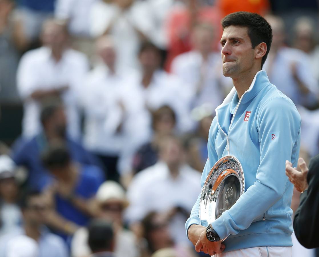 Domingo, 8 de junio: Novak Djokovic en la ceremonia de entrega de premios donde se muestra emocionado. REUTERS/ Vincent Kessler