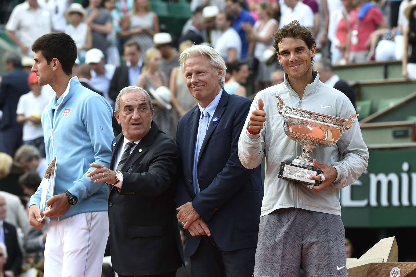 Domingo, 8 de junio: Rafael Nadal con el trofeo mosqueteros al lado del serbio Novak Djokovic , junto con Jean Gachassinel, oresidente de la Federación Francesa de Tenis  y la leyenda del tenis sueco Bjorn Borg. AFP PHOTO / MIGUEL MEDINA