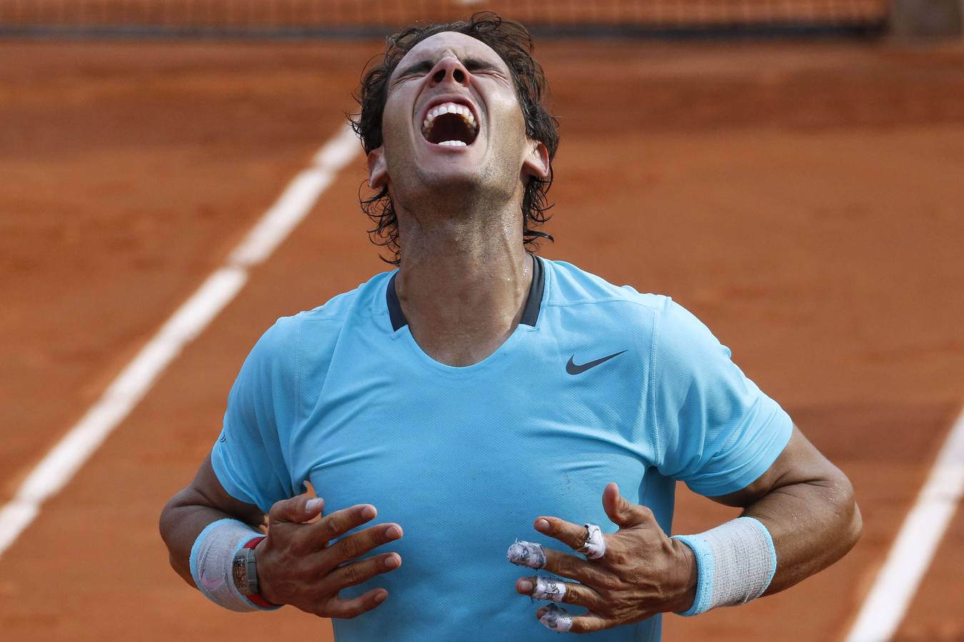 Domingo, 8 de junio:  Rafael Nadal celebra después de ganar la final de Roland Garros contra el serbio Novak Djokovic. AFP PHOTO / KENZO TRIBOUILLARD